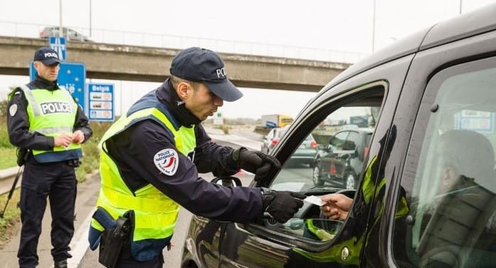 Hungary to built a razor-wire fence to keep refugees out2