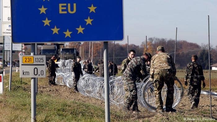 Hungary to built a razor-wire fence to keep refugees out1